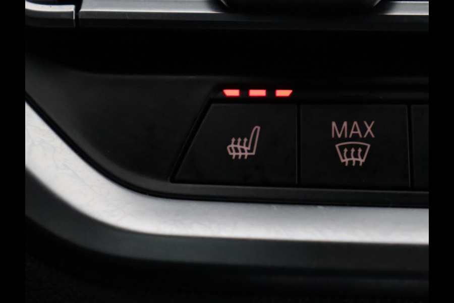 BMW 3-serie 320i M Sport | Head-Up | Stoelverwarming | Leder/Alcantara | Carplay | Live Cockpit | Keyless | Sportstoelen | Climate control