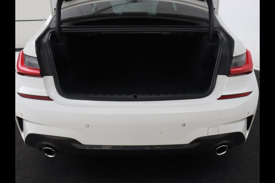 BMW 3-serie 320i M Sport | Head-Up | Stoelverwarming | Leder/Alcantara | Carplay | Live Cockpit | Keyless | Sportstoelen | Climate control