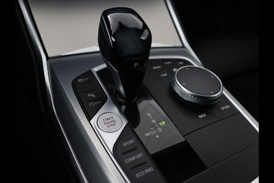 BMW 3-serie 320i M Sport | Head-Up | Stoelverwarming | Leder/Alcantara | Carplay | Live Cockpit | Keyless | Sportstoelen | Climate control