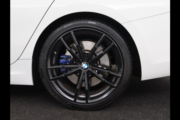BMW 3-serie 320i M Sport | Head-Up | Stoelverwarming | Leder/Alcantara | Carplay | Live Cockpit | Keyless | Sportstoelen | Climate control