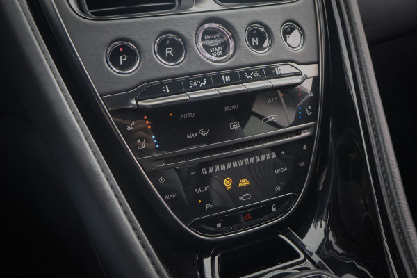 Aston Martin DB11 5.2 V12 | B&O 3D AUDIO | SUÉDE HEMELBEKLEDING | STOELKOELING/VERWARMING | MORNING FROST PEARL METALLIC AML SPECIAL PAINT