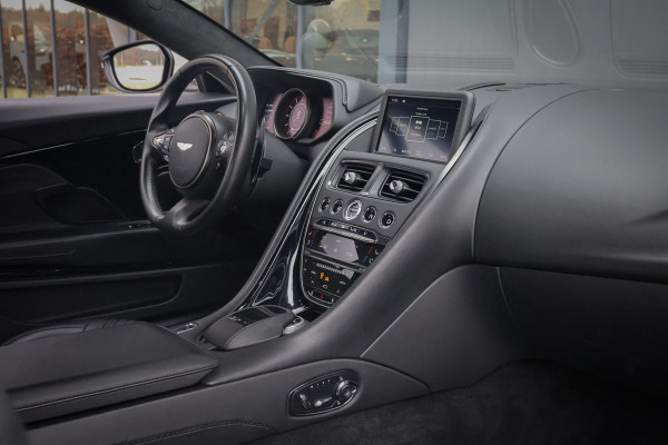 Aston Martin DB11 5.2 V12 | B&O 3D AUDIO | SUÉDE HEMELBEKLEDING | STOELKOELING/VERWARMING | MORNING FROST PEARL METALLIC AML SPECIAL PAINT