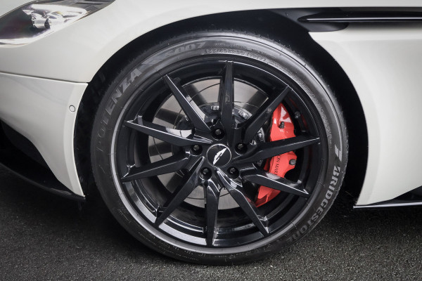 Aston Martin DB11 5.2 V12 | B&O 3D AUDIO | SUÉDE HEMELBEKLEDING | STOELKOELING/VERWARMING | MORNING FROST PEARL METALLIC AML SPECIAL PAINT