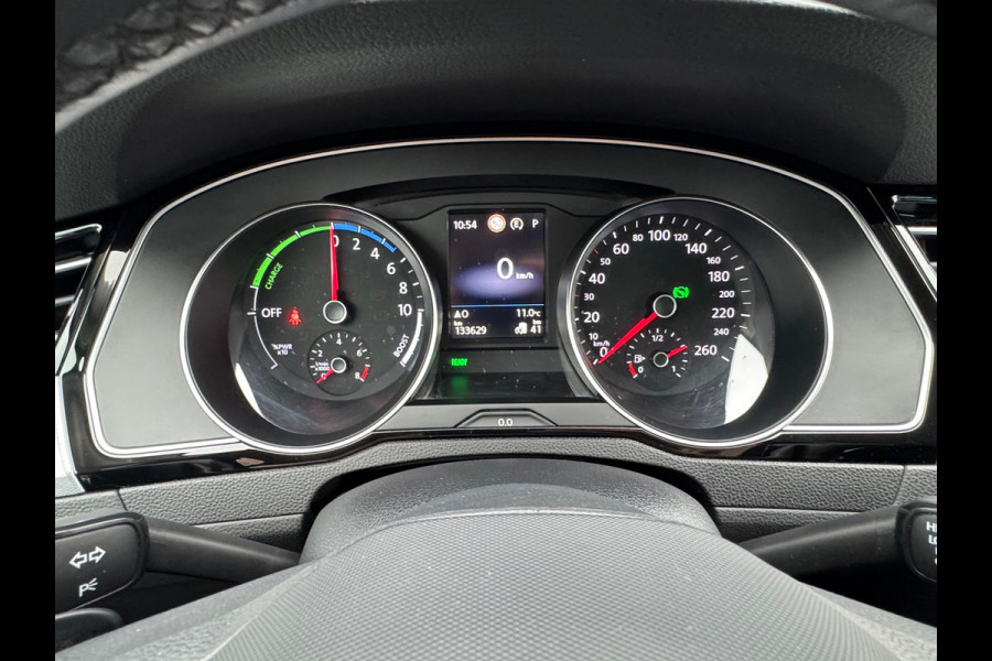 Volkswagen Passat Variant 1.4 TSI PHEV GTE * Trekhaak * Camera * Stuurverwarming * Massage *