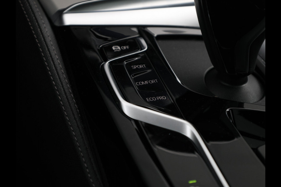 BMW 5 Serie Touring 530i High Executive M-Sport 20inch / Bernina Grau / Pano / Camera / Laser