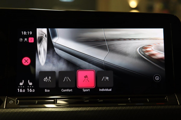 Volkswagen Golf 1.5 eTSI R-Line Business PANO/HK/CAM/CARPLAY/ACC/DCC/VOL