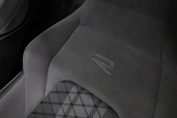 Volkswagen Golf 1.5 eTSI R-Line Business PANO/HK/CAM/CARPLAY/ACC/DCC/VOL