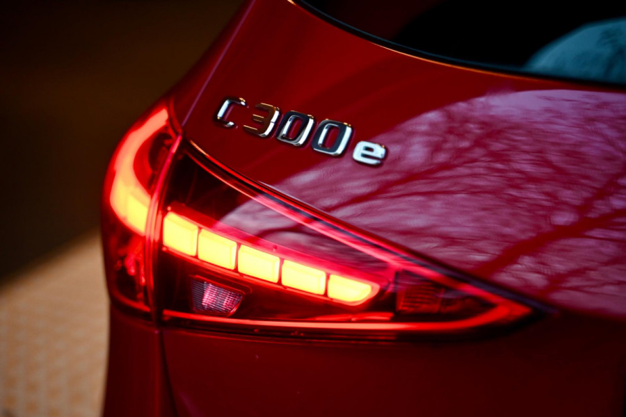 Mercedes-Benz C-Klasse Estate 300 e AMG Line - Stoelventilatie - Memory - Distronic - HUD - Volleer - Stuurverwarming - Trekhaak -