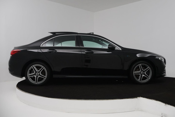Mercedes-Benz A-Klasse 250 e Premium Plus (PANORAMADAK, STOELVERWARMING, ELEKTR STOELEN, CAMERA, SFEERVERLICHTING, SENSOREN)