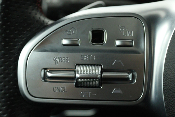 Mercedes-Benz A-Klasse 250 e Premium Plus (PANORAMADAK, STOELVERWARMING, ELEKTR STOELEN, CAMERA, SFEERVERLICHTING, SENSOREN)