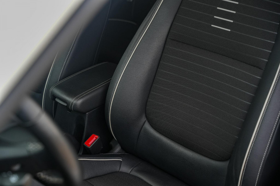 Kia Rio GT line Camera Navigatie Cruise Stuurverw. Stoelverw. Climate Control