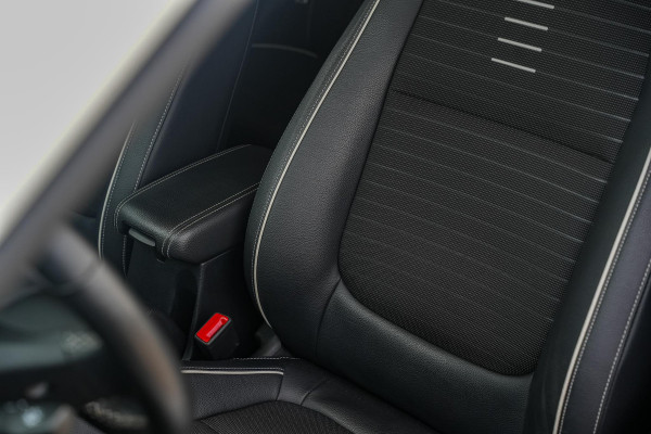 Kia Rio GT line Camera Navigatie Cruise Stuurverw. Stoelverw. Climate Control