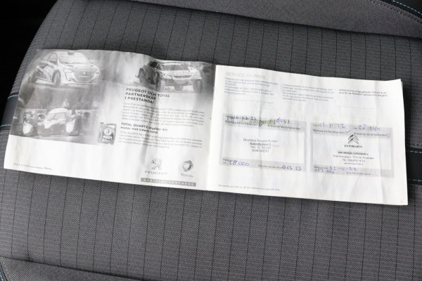 Peugeot 208 1.2 Allure*AUTOM.*ECC*CRUISE*NAVI*CAM*CARPLAY.*