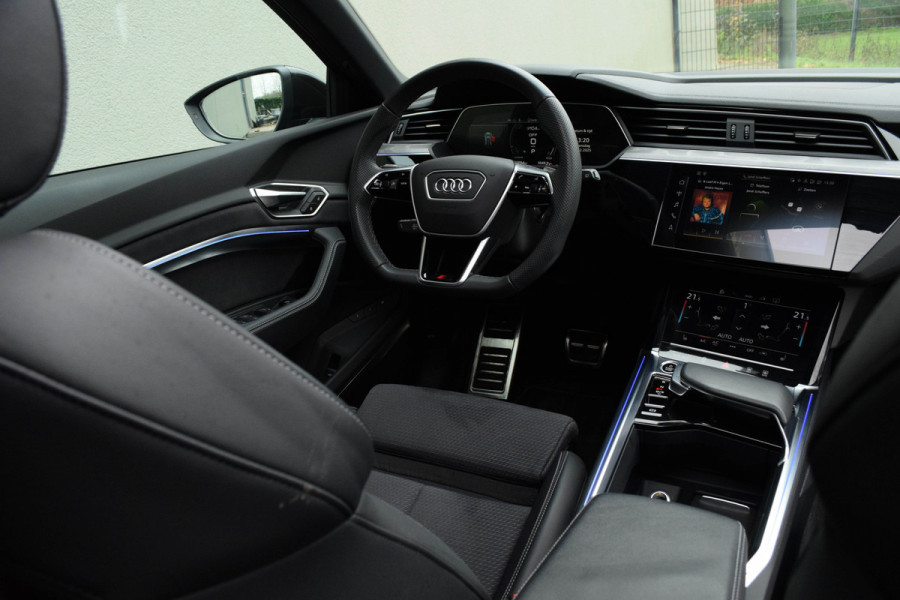 Audi Q8 e-tron 55 Quattro / 2x S-line/ Luchtvering/ Standkachel/ Top View/ Trekhaak/ Panoramadak/ 300kW (408PK)