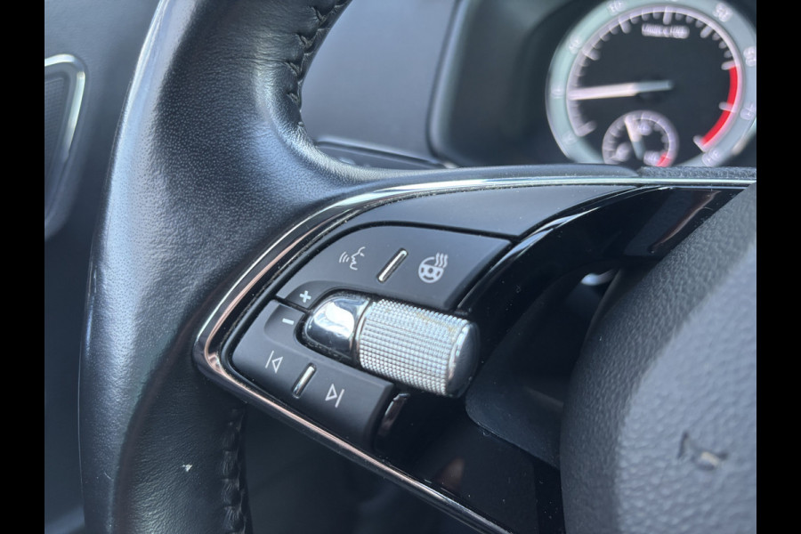 Škoda Karoq 1.5 TSI ACT Business | Stuurverwarming | Apple Carplay | Parkeer Sensoren | Cruise