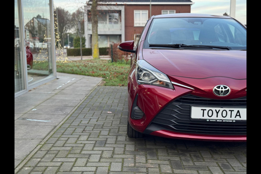 Toyota Yaris 1.5 VVT-i 111pk Active | Trekhaak, Rood parelmoer, Parkeercamera, Cruise control, Climate control