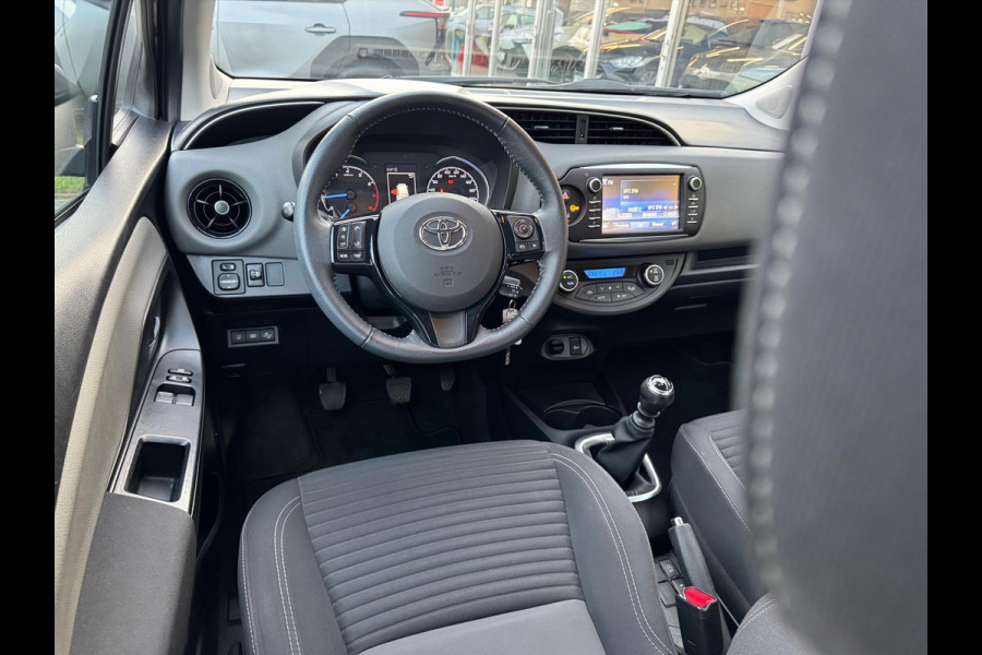 Toyota Yaris 1.5 VVT-i 111pk Active | Trekhaak, Rood parelmoer, Parkeercamera, Cruise control, Climate control