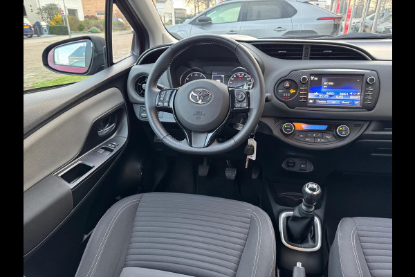 Toyota Yaris 1.5 VVT-i 111pk Active | Trekhaak, Rood parelmoer, Parkeercamera, Cruise control, Climate control
