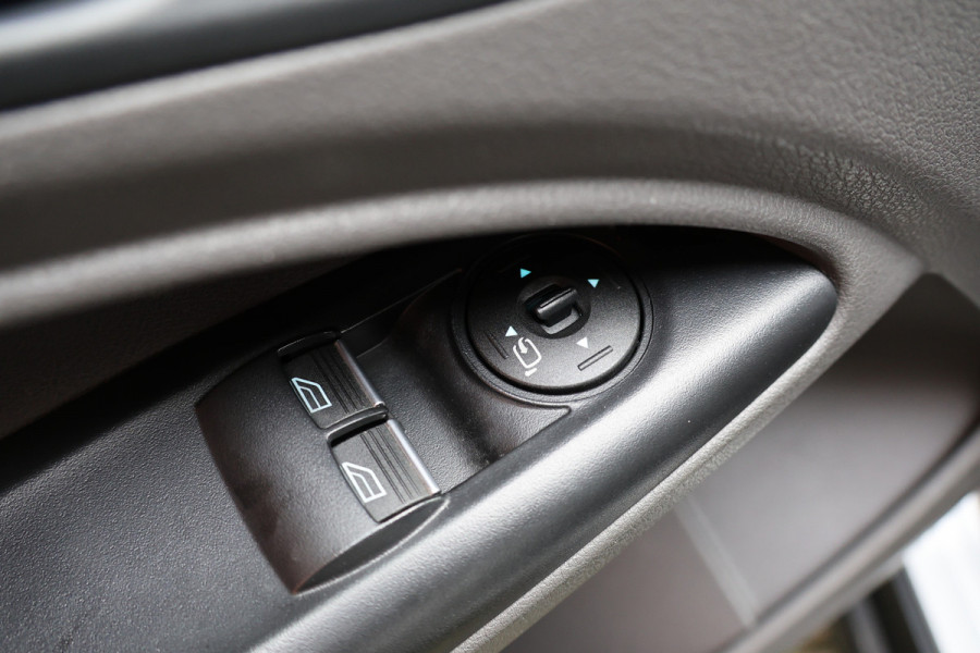 Ford Transit Connect 1.5 EcoBlue 120 PK AUT L2 | CarPlay | Camera | Trekhaak | Cruise control | PDC | Dealer onhouden | Nieuwe APK