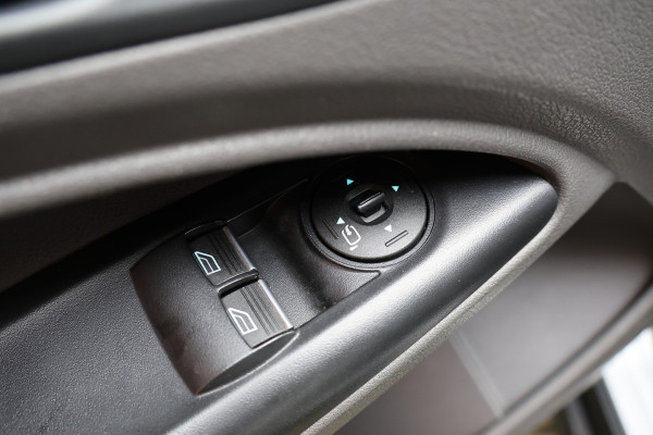 Ford Transit Connect 1.5 EcoBlue 120 PK AUT L2 | CarPlay | Camera | Trekhaak | Cruise control | PDC | Dealer onhouden | Nieuwe APK