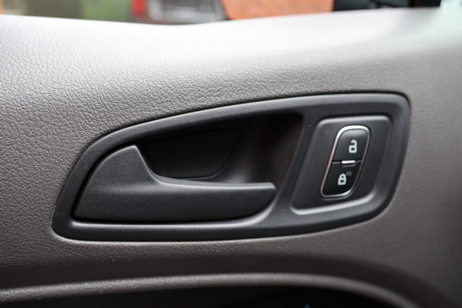 Ford Transit Connect 1.5 EcoBlue 120 PK AUT L2 | CarPlay | Camera | Trekhaak | Cruise control | PDC | Dealer onhouden | Nieuwe APK