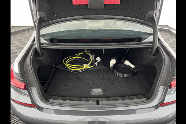 BMW 3-serie 330e M-Sportpack High Executive Performance Pack (INCL-BTW) *HEAD-UP | FULL-LEATHER | FULL-LED | HIFI-SOUND | CAMERA | HEATED-SPORTSEATS | CARPLAY | DIGI-COCKPIT | NAVI-FULLMAP | AMBIENT-LIGHT | ECC | PDC | CRUISE | 19''ALU*