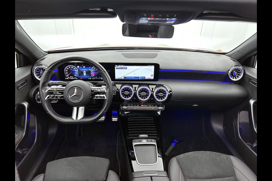 Mercedes-Benz A-Klasse 180 Star Edition AMG Line | Nightpakket | Dodehoekassistent | Smartphone integratie | KEYLESS GO | 19 inch AMG velgen | Sfeerverlichting | Verwarmde stoelen vooraan | Panoramaschuifdak |