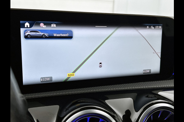 Mercedes-Benz A-Klasse 180 Star Edition AMG Line | Nightpakket | Dodehoekassistent | Smartphone integratie | KEYLESS GO | 19 inch AMG velgen | Sfeerverlichting | Verwarmde stoelen vooraan | Panoramaschuifdak |