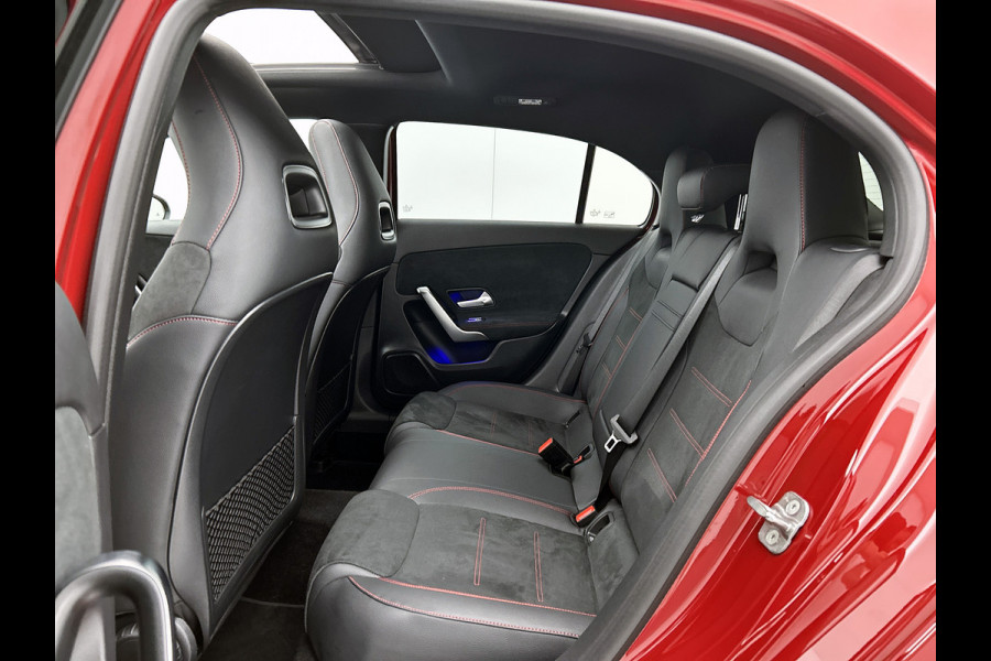 Mercedes-Benz A-Klasse 180 Star Edition AMG Line | Nightpakket | Dodehoekassistent | Smartphone integratie | KEYLESS GO | 19 inch AMG velgen | Sfeerverlichting | Verwarmde stoelen vooraan | Panoramaschuifdak |