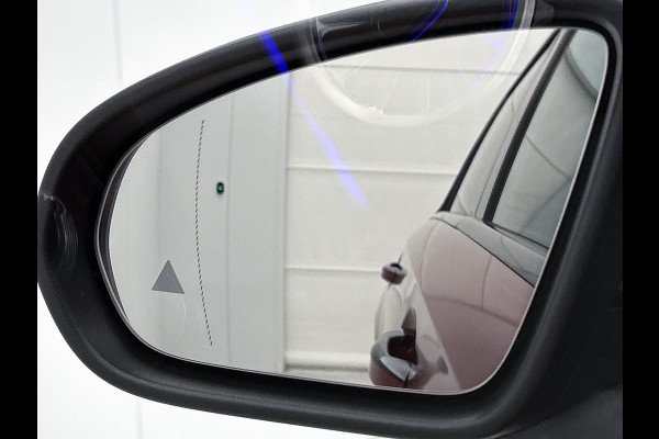 Mercedes-Benz A-Klasse 180 Star Edition AMG Line | Nightpakket | Dodehoekassistent | Smartphone integratie | KEYLESS GO | 19 inch AMG velgen | Sfeerverlichting | Verwarmde stoelen vooraan | Panoramaschuifdak |