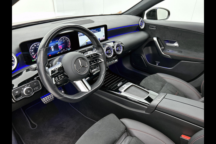 Mercedes-Benz A-Klasse 180 Star Edition AMG Line | Nightpakket | Dodehoekassistent | Smartphone integratie | KEYLESS GO | 19 inch AMG velgen | Sfeerverlichting | Verwarmde stoelen vooraan | Panoramaschuifdak |