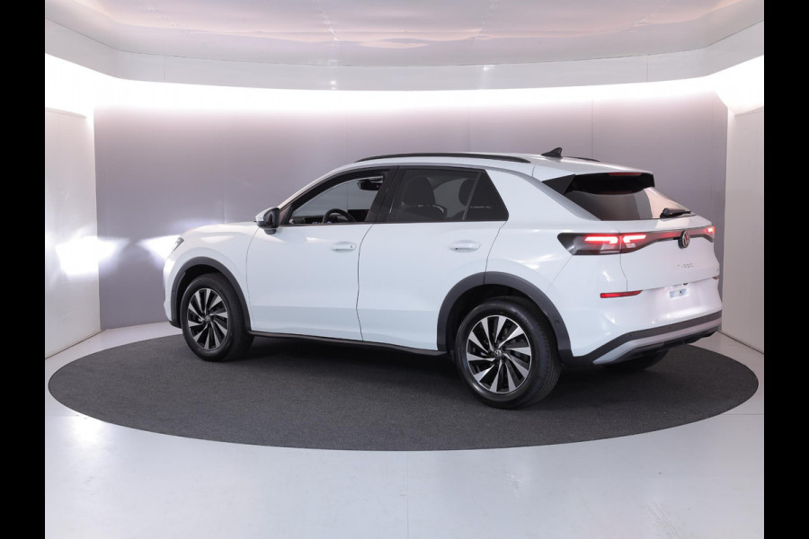 Volkswagen T-Roc Life First Edition 1.5 eTSI 85 kW / 116 PK SUV 7 v