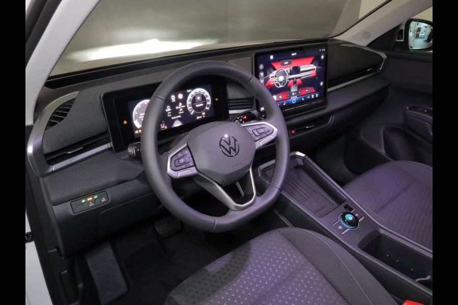 Volkswagen T-Roc Life First Edition 1.5 eTSI 85 kW / 116 PK SUV 7 v