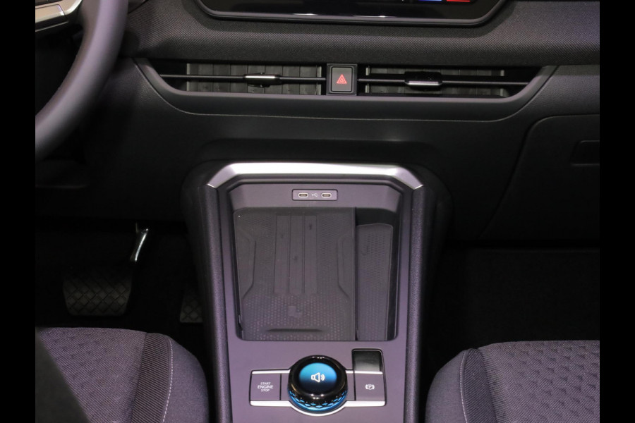 Volkswagen T-Roc Life First Edition 1.5 eTSI 85 kW / 116 PK SUV 7 v