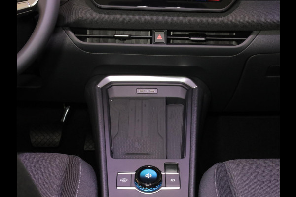 Volkswagen T-Roc Life First Edition 1.5 eTSI 85 kW / 116 PK SUV 7 v