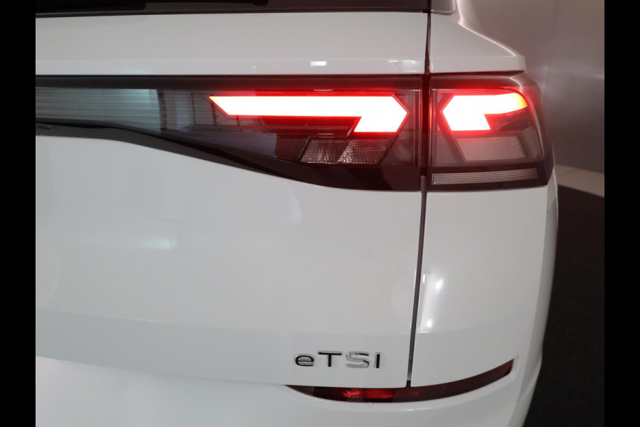 Volkswagen T-Roc Life First Edition 1.5 eTSI 85 kW / 116 PK SUV 7 v