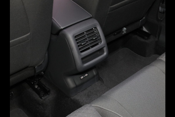 Volkswagen T-Roc Life First Edition 1.5 eTSI 85 kW / 116 PK SUV 7 v