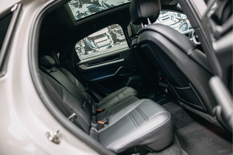 Porsche Cayenne Coupé 3.0 E-Hybrid | Head-up | Bose | Sport Chrono | Stuurverwarming | Stoelverwarming en verkoeling | Trekhaak | Kreide |