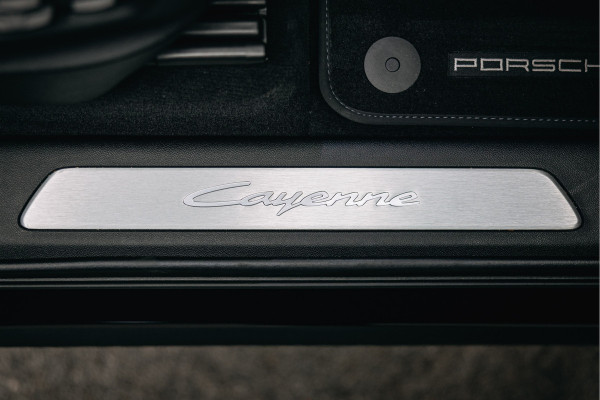 Porsche Cayenne 3.0 E-Hybrid | Luchtvering | Sport Chrono | Head-Up | Pano | Sportstoelen 18-voudig | Stuurverwarming |