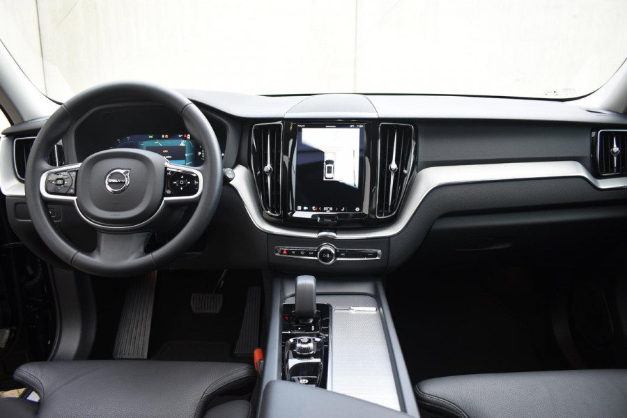 Volvo XC60 T6 350PK Automaat Plug-in Hybrid AWD Plus Dark / Navigatie / 360 Camera / Adaptieve Cruise Control / Stuur & Stoelverwarming / Elektr. Achterklep / Schuifdak / Trekhaak