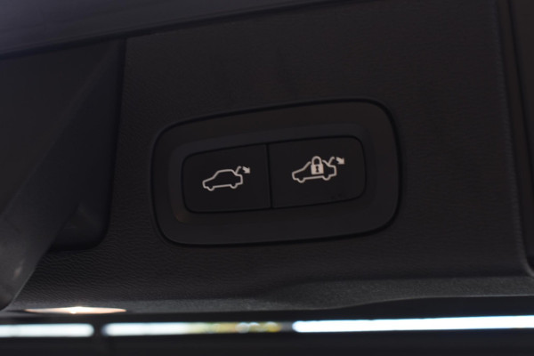 Volvo XC60 T6 350PK Automaat Plug-in Hybrid AWD Plus Dark / Navigatie / 360 Camera / Adaptieve Cruise Control / Stuur & Stoelverwarming / Elektr. Achterklep / Schuifdak / Trekhaak