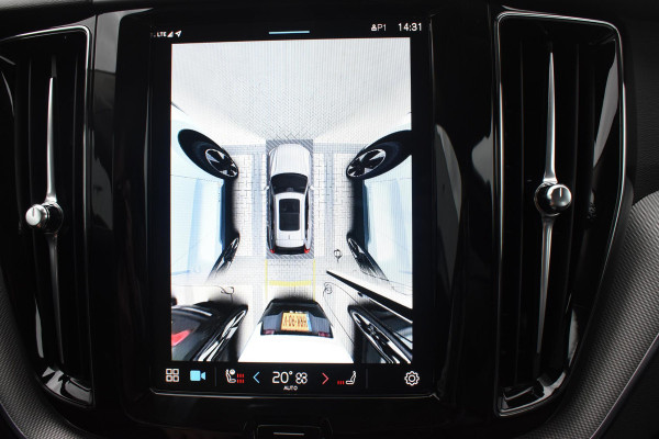 Volvo XC60 T6 350PK Automaat Plug-in Hybrid AWD Plus Dark / Navigatie / 360 Camera / Adaptieve Cruise Control / Stuur & Stoelverwarming / Elektr. Achterklep / Schuifdak / Trekhaak