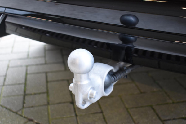 Volvo XC60 T6 350PK Automaat Plug-in Hybrid AWD Plus Dark / Navigatie / 360 Camera / Adaptieve Cruise Control / Stuur & Stoelverwarming / Elektr. Achterklep / Schuifdak / Trekhaak