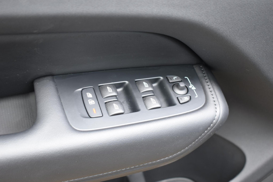 Volvo XC60 T6 350PK Automaat Plug-in Hybrid AWD Plus Dark / Navigatie / 360 Camera / Adaptieve Cruise Control / Stuur & Stoelverwarming / Elektr. Achterklep / Schuifdak / Trekhaak