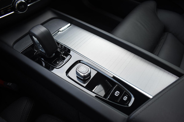 Volvo XC60 T6 350PK Automaat Plug-in Hybrid AWD Plus Dark / Navigatie / 360 Camera / Adaptieve Cruise Control / Stuur & Stoelverwarming / Elektr. Achterklep / Schuifdak / Trekhaak