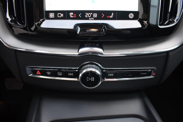 Volvo XC60 T6 350PK Automaat Plug-in Hybrid AWD Plus Dark / Navigatie / 360 Camera / Adaptieve Cruise Control / Stuur & Stoelverwarming / Elektr. Achterklep / Schuifdak / Trekhaak