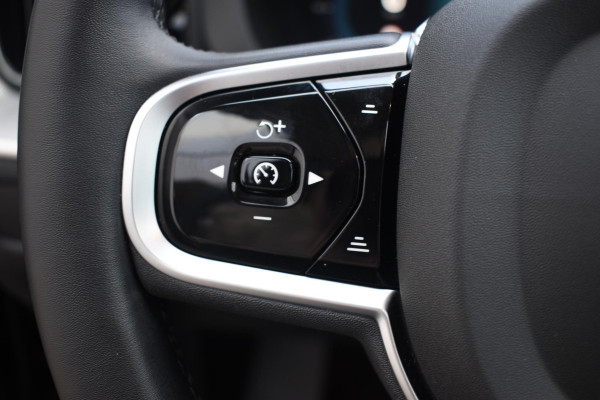 Volvo XC60 T6 350PK Automaat Plug-in Hybrid AWD Plus Dark / Navigatie / 360 Camera / Adaptieve Cruise Control / Stuur & Stoelverwarming / Elektr. Achterklep / Schuifdak / Trekhaak