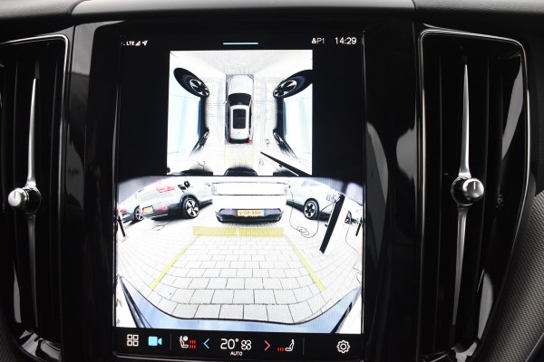 Volvo XC60 T6 350PK Automaat Plug-in Hybrid AWD Plus Dark / Navigatie / 360 Camera / Adaptieve Cruise Control / Stuur & Stoelverwarming / Elektr. Achterklep / Schuifdak / Trekhaak