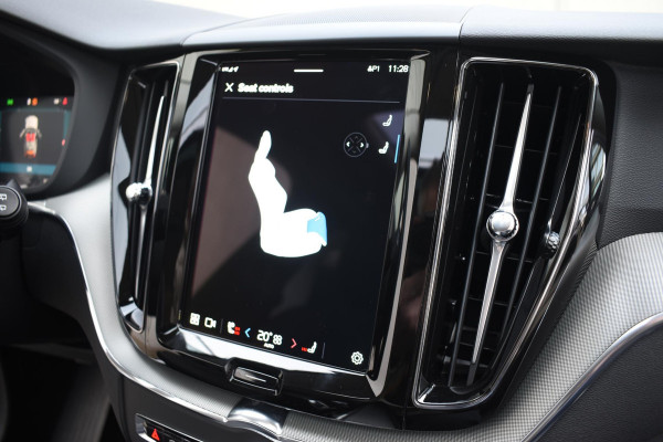 Volvo XC60 T6 350PK Automaat Plug-in Hybrid AWD Plus Dark / Navigatie / 360 Camera / Adaptieve Cruise Control / Stuur & Stoelverwarming / Elektr. Achterklep / Schuifdak / Trekhaak