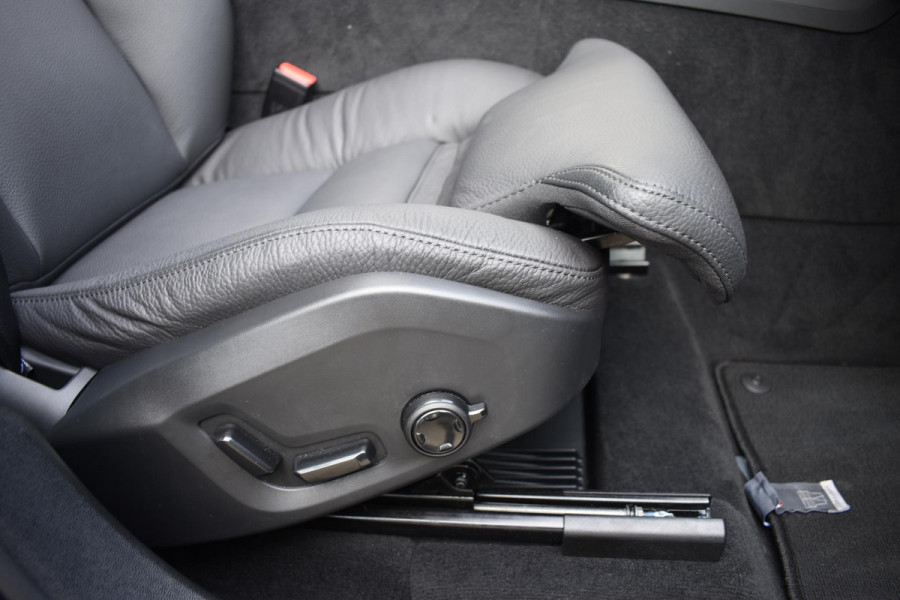 Volvo XC60 T6 350PK Automaat Plug-in Hybrid AWD Plus Dark / Navigatie / 360 Camera / Adaptieve Cruise Control / Stuur & Stoelverwarming / Elektr. Achterklep / Schuifdak / Trekhaak